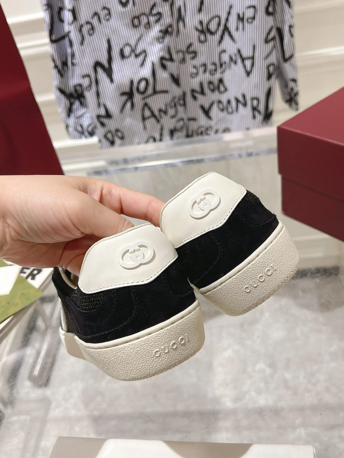 👟👟Ex-factory price 540👟👟Men's size +10 New upgraded version🔥Gucci 2024 new white shoes casual shoes hot recommendation, original TPU soles, original fabrics, original sheepskin lining sheepskin feet🔥Original cover craftsmanship is reproduced one to one! The pursuit of ultimate comfort! 🔥🔥 [Love] Fabric: Imported cow suede + mesh [Love] Packing: Counter-matched red shoe box ➕ Aviation airplane box [Love] Code number: 35-45